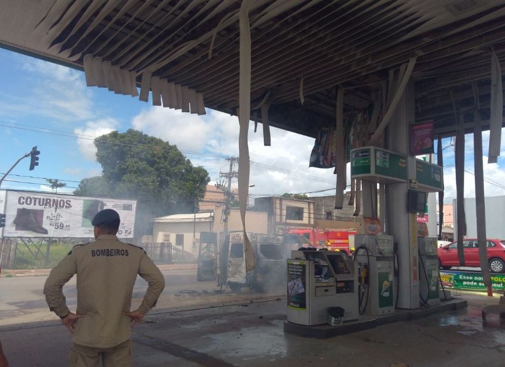 Explosão atingiu forro do posto de gasolina em Rio Branco  (Foto: Geisy Negreiros/G1)