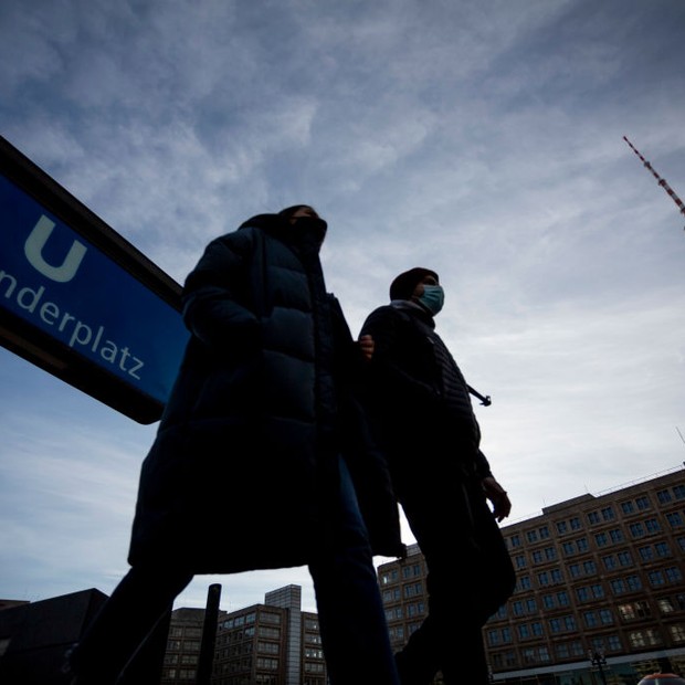 15 November 2020, Berlin: Passers-by with mouth and nose protection walk in front of the television tower across Alexanderplatz. Photo: Christoph Soeder/dpa (Photo by Christoph Soeder/picture alliance via Getty Images) (Foto: dpa/picture alliance via Getty I)