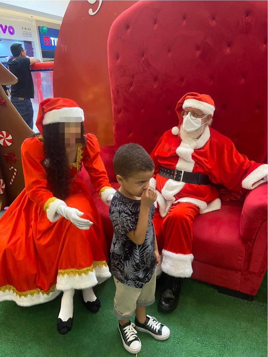 Papai Noel de shopping em Goiás é demitido após se recusar a receber menino autista