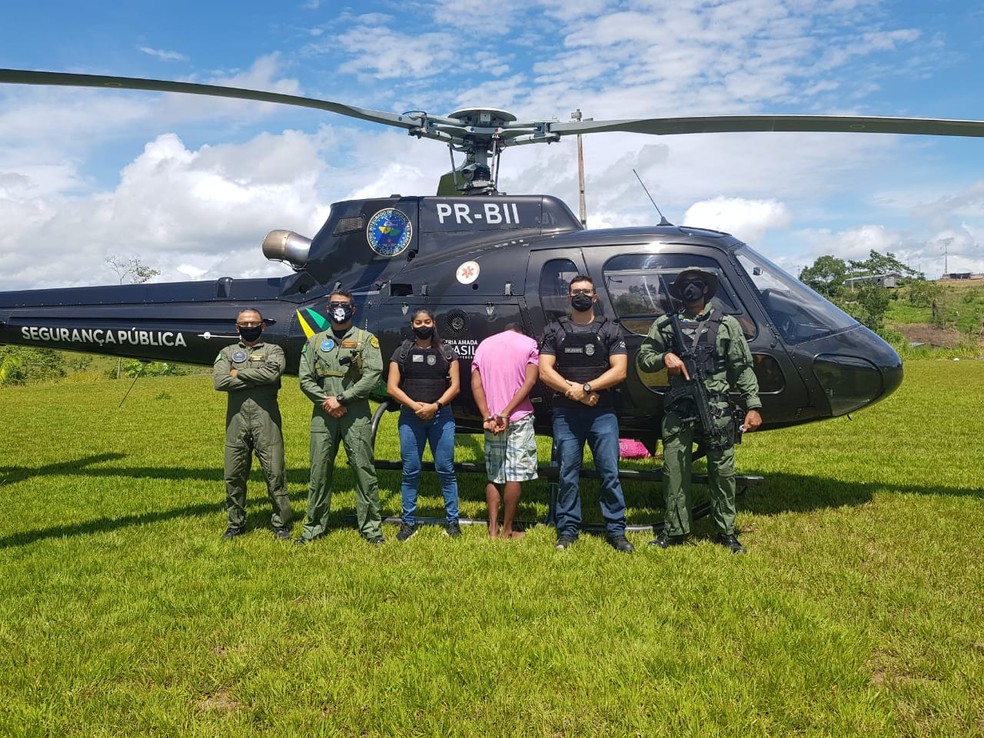 Suspeito foi transportado de helicóptero de Marechal Thaumaturgo para Cruzeiro do Sul — Foto: Polícia Civil do Acre/Arquivo