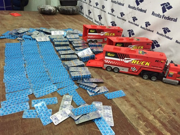 Comprimidos de estimulantes sexuais contrabandeados do Paraguai estavam escondidos dentro de carrinhos de brinquedo (Foto: RF / Divulgação)
