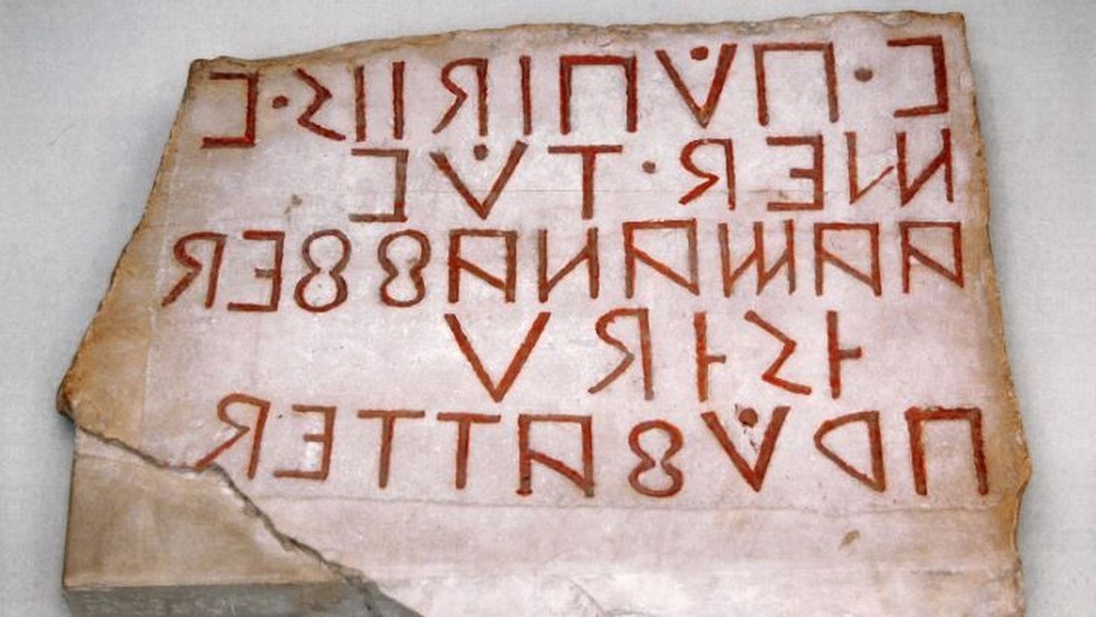 Inscri&ccedil;&atilde;o italiana antiga em alfabeto osco, escrita da direita para a esquerda. As letras E, B e K t&ecirc;m a mesma apar&ecirc;ncia do nosso alfabeto, mas invertidas &mdash; Foto: ALAMY/via BBC