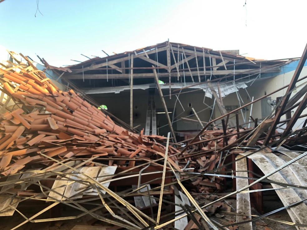 Parte de teto da Capela Nossa Senhora de Lourdes, em Sobral, desaba â€” Foto: Maristela GlÃ¡ucia/ SVM