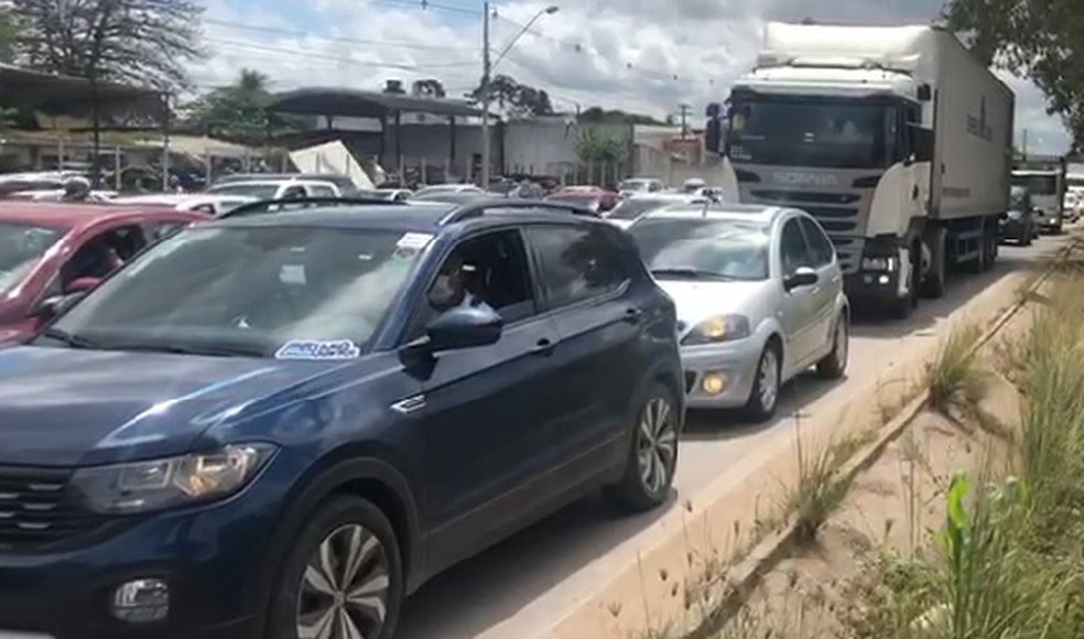 Protesto de familiares de presos bloqueia a Avenida Durval de Góes Monteiro, em Maceió — Foto: Reprodução