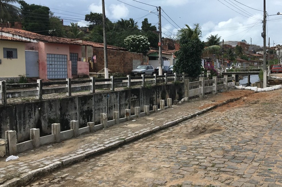 Problema na estrutura de proteção tem oferecido risco aos moradores — Foto: Pedro Trindade/Inter TV Cabugi
