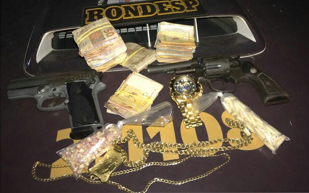 Homem foi preso com dinheiro, relógio importado, armas e drogas (Foto: Divulgação/ SSP-BA)
