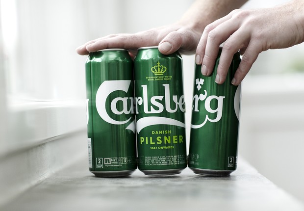 Cervejaria Carlsberg lança latas coladas - e promete reduzir em até 76% o uso de plástico em seus produtos (Foto: Divulgação)