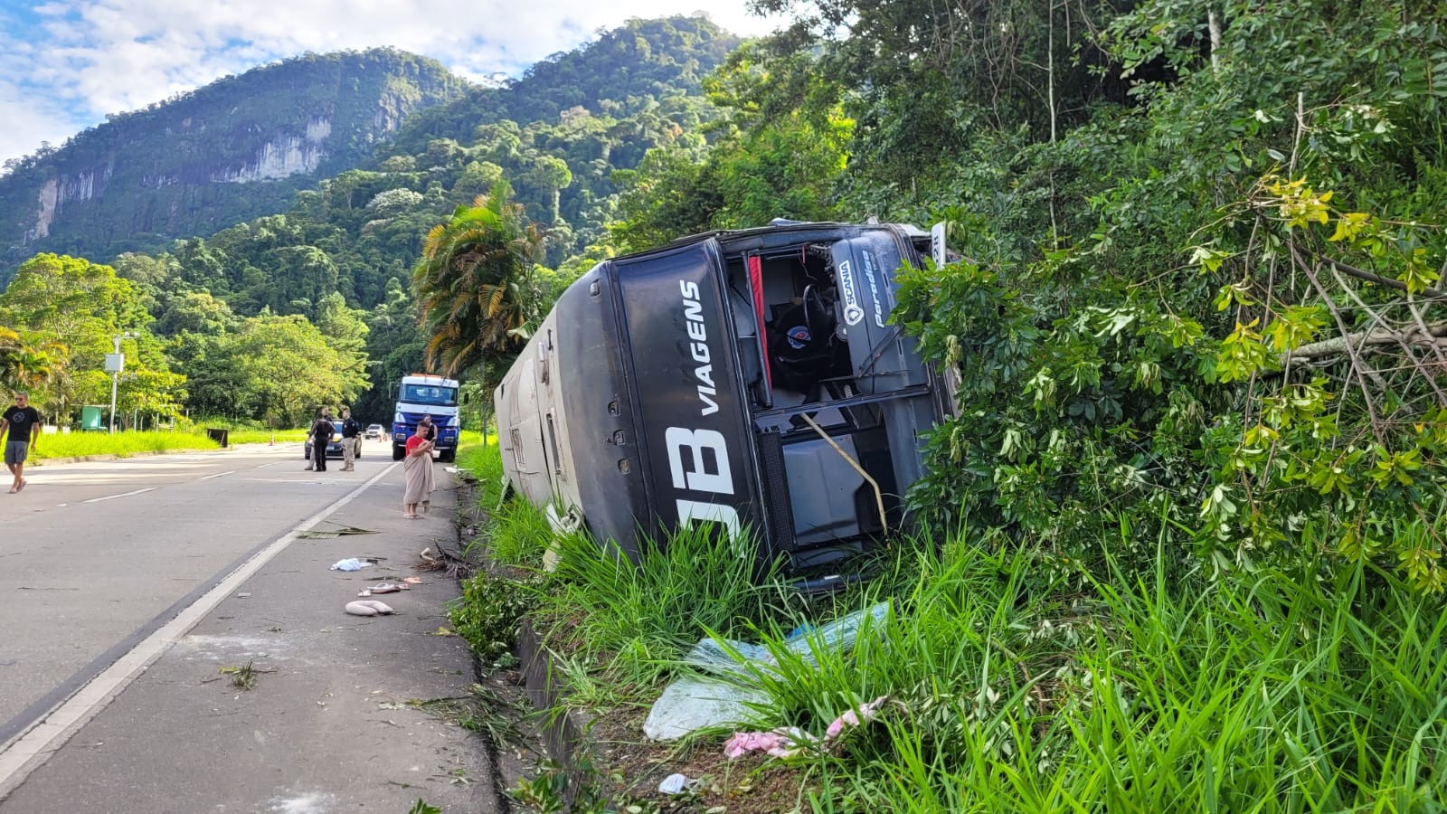 Ônibus tomba na Serra de Petrópolis e deixa pelo menos 20 feridos
