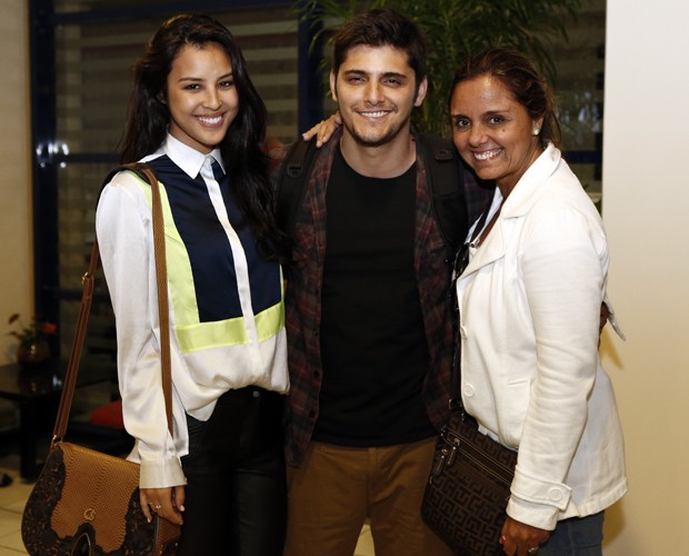 Bruno posa entre a namorada, Yanna, e a mãe, Ana, nos bastidores (Foto: Fábio Rocha / TV Globo)