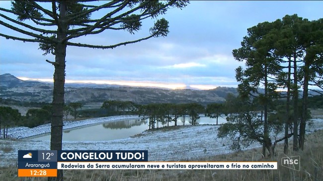 Rodovias da Serra de SC acumularam neve e turistas aproveitaram o frio