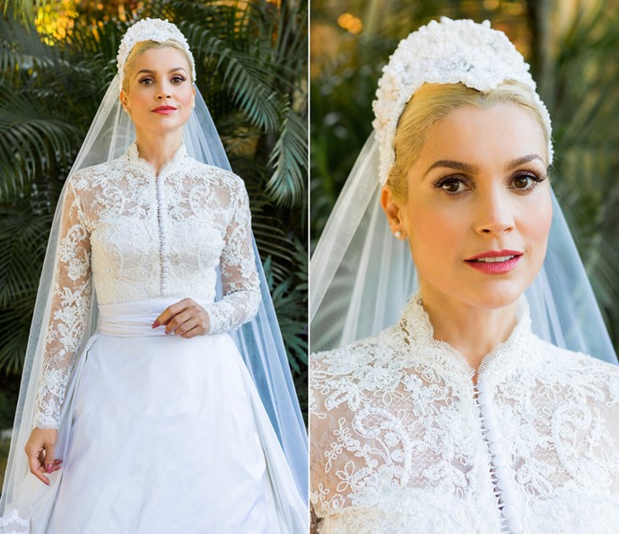 Mangas compridas com Rendas bordadas de pérolas e tiara estilo juliet cap dão o tom clássico do vestido de noiva de Sandra (Foto: Ellen Soares/Gshow)
