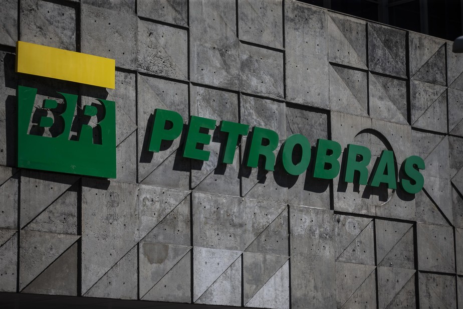 RI Rio de Janeiro 02/10/2019 - Novo letreiro no prédio da sede da Petrobras no Centro agora é verde e amarelo. Foto Alexandre Cassiano.