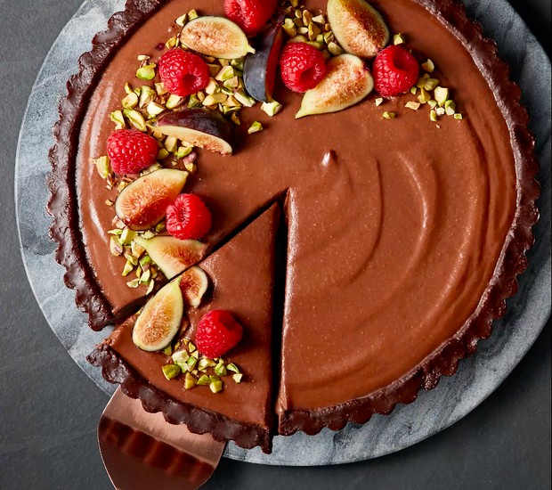 A sugestão é decorar sua torta de chocolate amargo com figos, framboesas e pistache (Foto: Divulgação)
