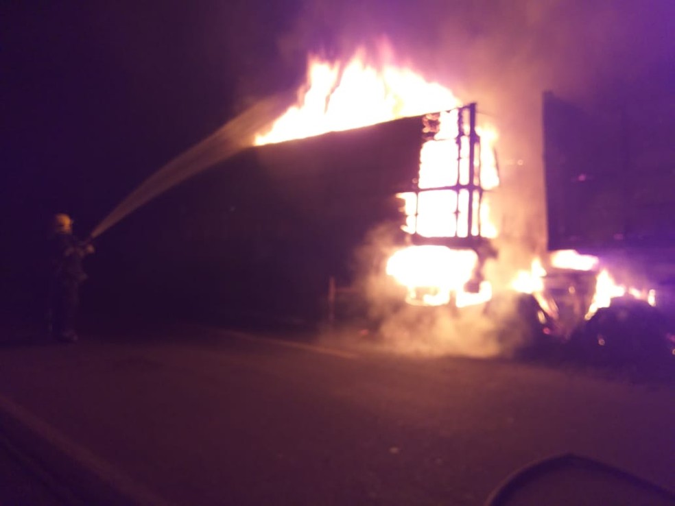 Carroceria de caminhão é tomada pelo fogo — Foto: Divulgação/Corpo de Bombeiros