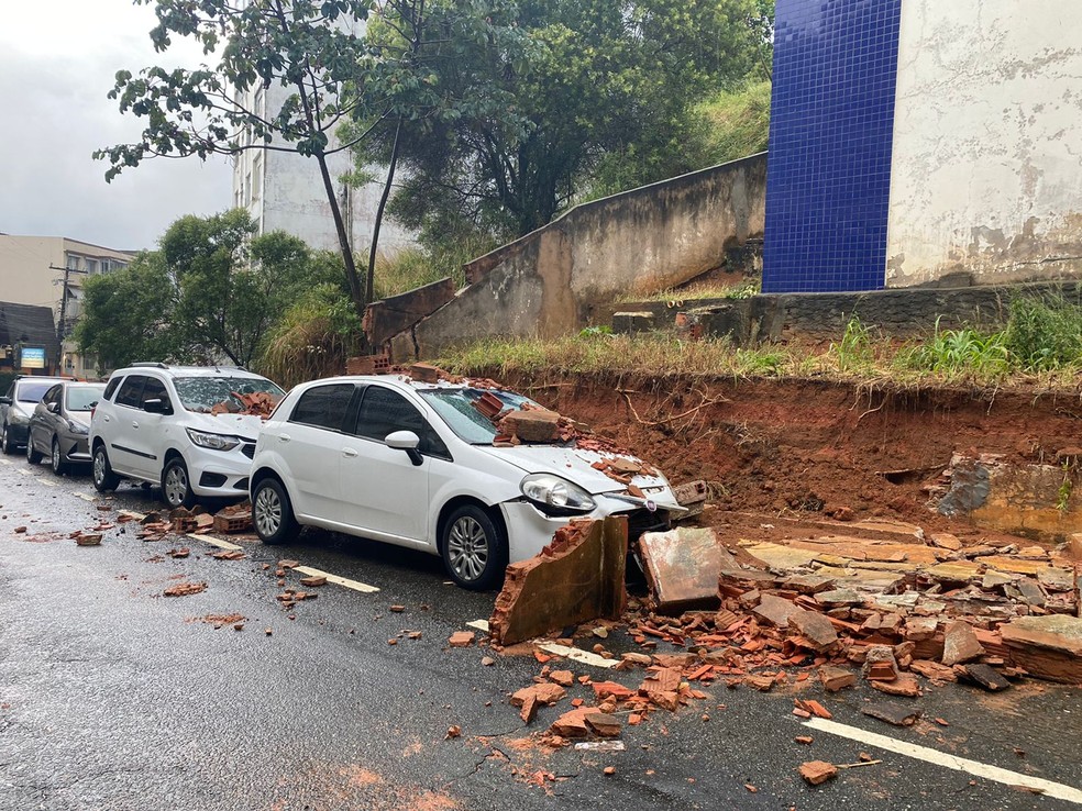 Muro desaba sobre carros em Salvador — Foto: Camila Oliveira/TV Bahia