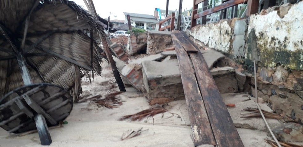 MarÃ© alta provocou estragos na Praia do Coqueiro â€” Foto: ReproduÃ§Ã£o/WhatsApp