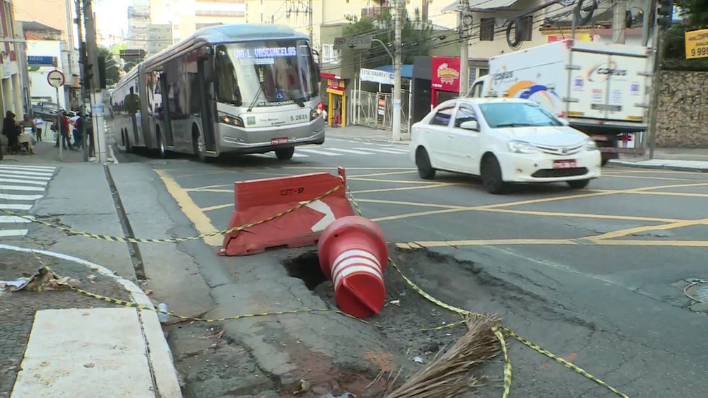 Cratera na Avenida Brigadeiro Luís Antônio, na Zona Sul de São Paulo, na manhã desta terça-feira (10)  — Foto: Reprodução/TV Globo