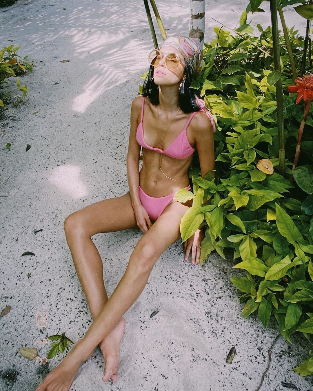Bruna Marquezine usa lenço na cabeça. (Foto: Instagram)