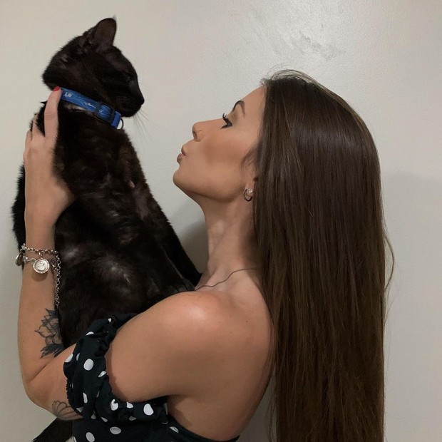 Maria Lina e seu gatinho de estimação (Foto: Reprodução/Instagram)
