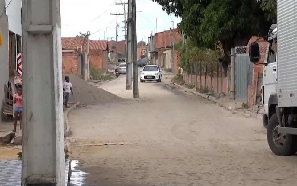 Postes sÃ£o instalados no meio da rua de distrito na Bahia e moradores reclamam â?? Foto: ReproduÃ§Ã£o/TV SubaÃ©