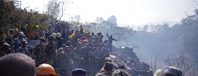 Avi�o com 72 pessoas a bordo cai no Nepal, deixando dezenas de v�timas fatais � Foto: Yunish Gurung / AFP