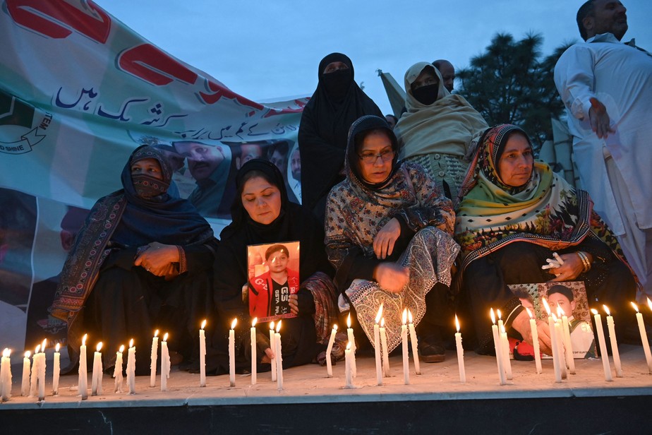 População prestou homenagens às vítimas do atentado em uma mesquita em Peshawar, no Paquistão, na quarta-feira