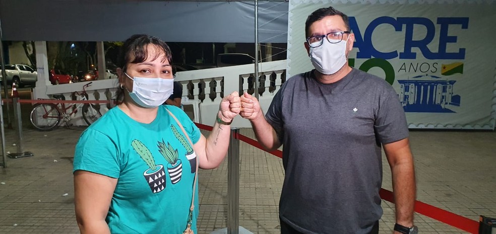 Enfermeira comemora levar esperança e imunidade ao marido — Foto: Andryo Amaral/Rede Amazônica Acre