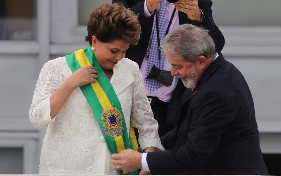 Lula passou a faixa para Dilma Roussef, a primeira mulher a usar a faixa presidencial na história do país