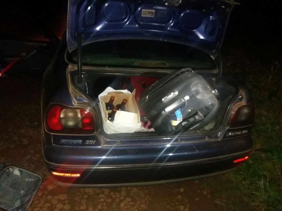 Objetos foram encontrados no porta-mala de um veículo (Foto: PM/Divulgação)