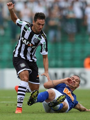 Meia Marco Antônio deve deixar o Figueira para o futebol árabe, diz Argel