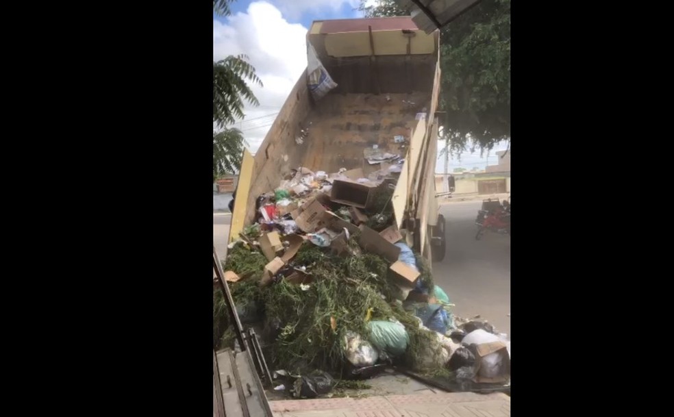 Prefeito de cidade na Bahia manda despejar caçamba de lixo em ponto que pessoas estavam sujando — Foto: Redes Sociais