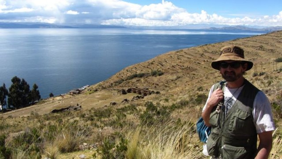 Davis adorava viajar - aqui na Bolívia — Foto: BBC