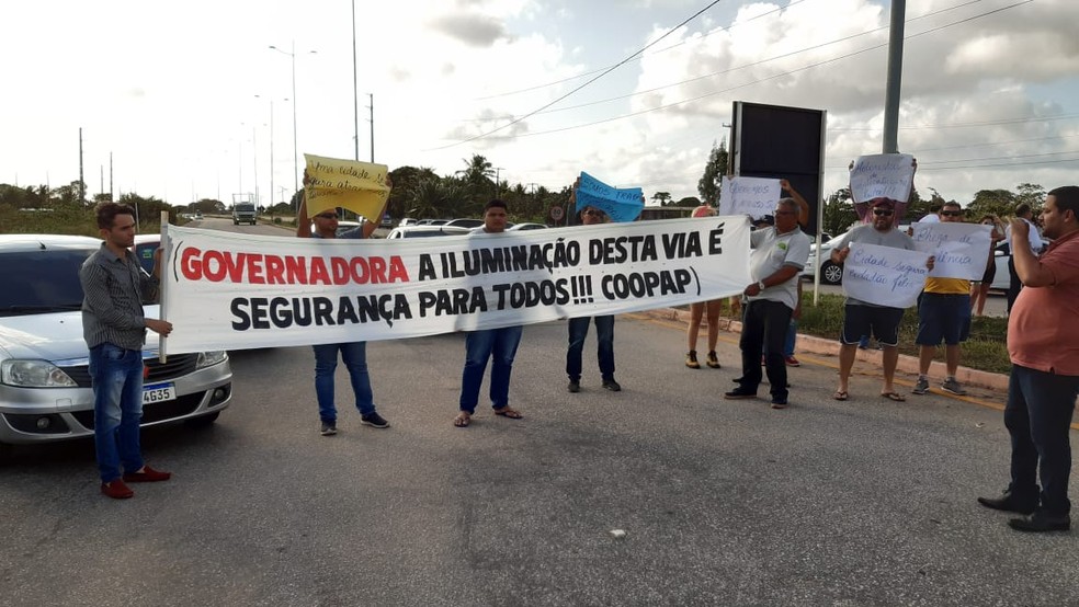 Motoristas por aplicativos fecharam parte da avenida que dÃ¡ acesso ao aeroporto de Natal â€” Foto: SÃ©rgio Henrique Santos/Inter TV Cabugi
