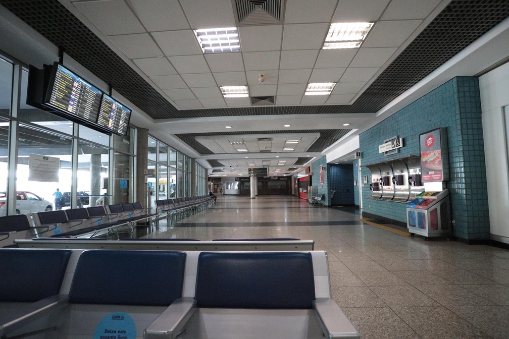 Piso inferior do aeroporto de Congonhas, em São Paulo, com baixo movimento de passageiros por conta da pandemia em registro feito em 20 de maio de 2021. — Foto: RENATO S. CERQUEIRA/FUTURA PRESS/ESTADÃO CONTEÚDO