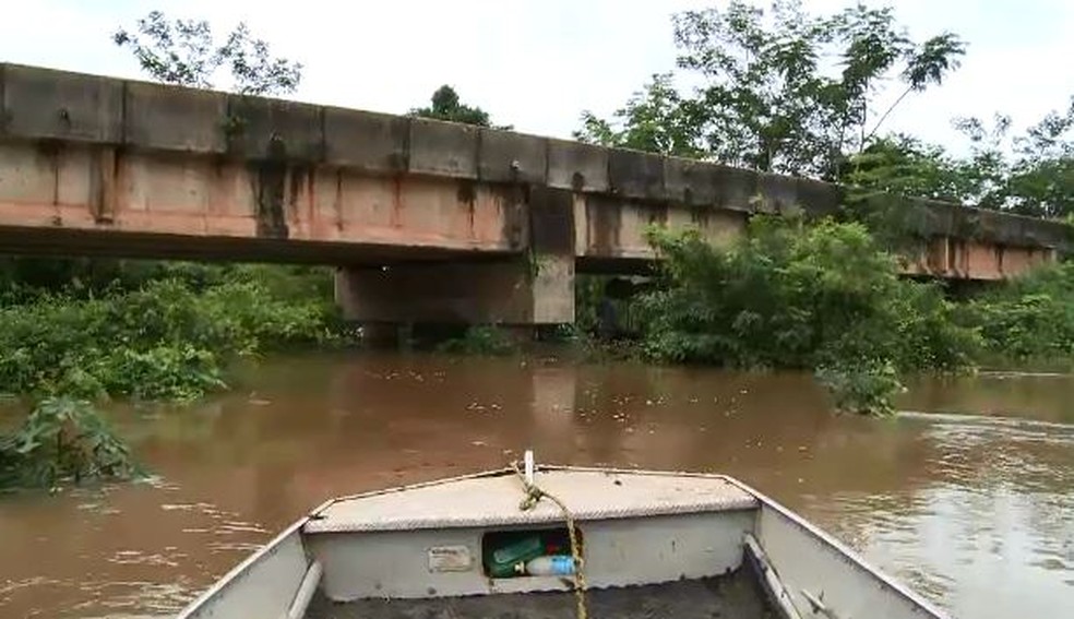 Águas estão perto de chegar à altura da ponte que corta o igarapé no interior do Acre  (Foto: Reprodução/Rede Amazônica Acre )