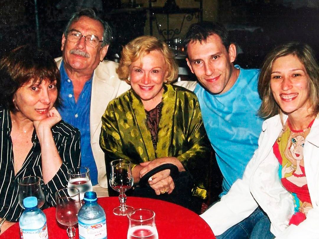 Bárbara Bruno lembra foto com os irmãos e seus pais, Paulo Goulart e Nicette Bruno (Foto: Reprodução/Instagram)