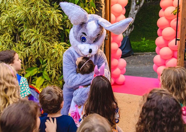 O ator José Loreto se fantasiou de coelho para celebrar a Páscoa e também o aniversário da filha, Bella (Foto: Reprodução/ Instagram)
