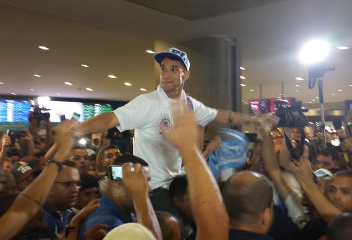 Thiago Neves é carregado pela torcida do Cruzeiro ao desembarcar em Confins (Foto: Diogo Finelli)