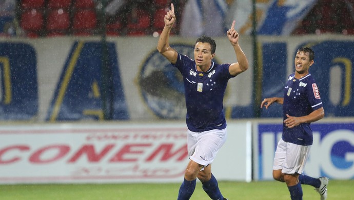 Damião comemora volta da fase de artilheiro e 1º gol de pênalti na carreira
