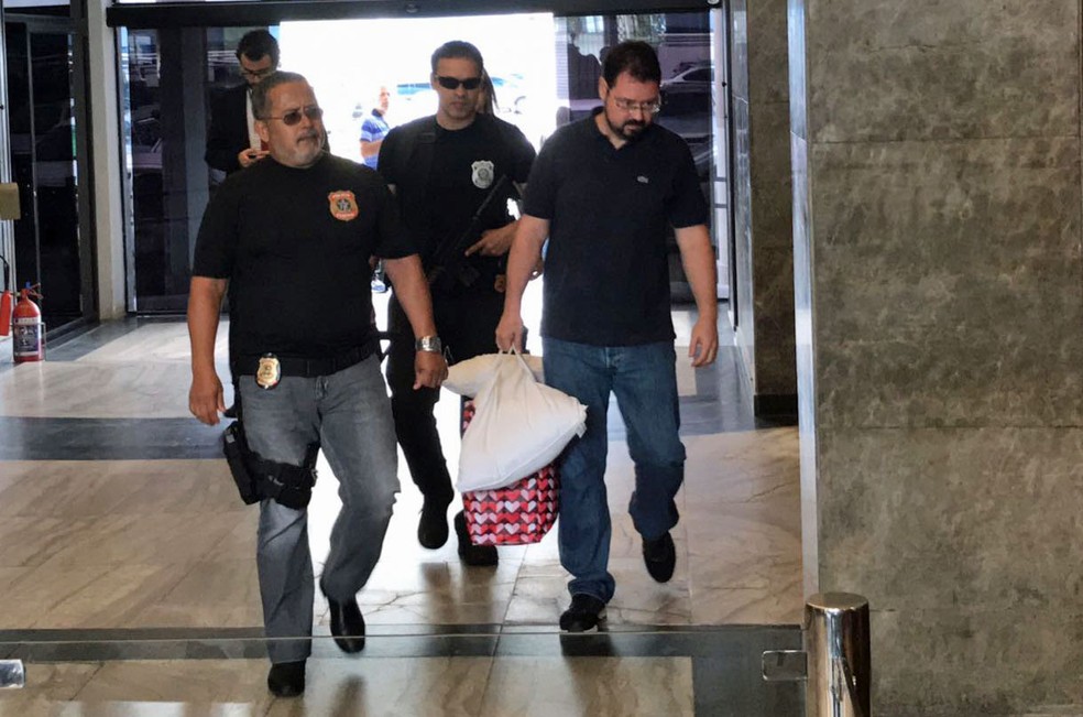 Ex-secretrio de Obras do Rio Alexandro Pinho chega  sede da PF aps ser preso pela segunda vez (Foto: Henrique Coelho/G1)