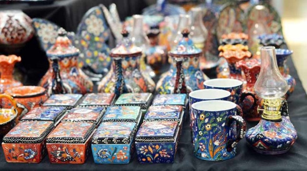 AlÃ©m de visitar a feira, clientes do shopping podem adquirir as peÃ§as disponÃ­veis Ã  venda, levando lembranÃ§as culturais estrangeira para decoraÃ§Ã£o â Foto: Mosaique ComunicaÃ§Ã£o/DivulgaÃ§Ã£o