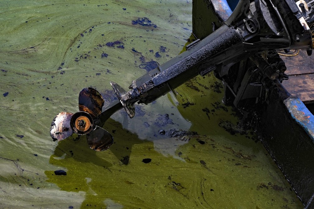 Vazamento de leo no Lago de Maracaibo, na Venezuela  Foto: Yuri Cortez/AFP