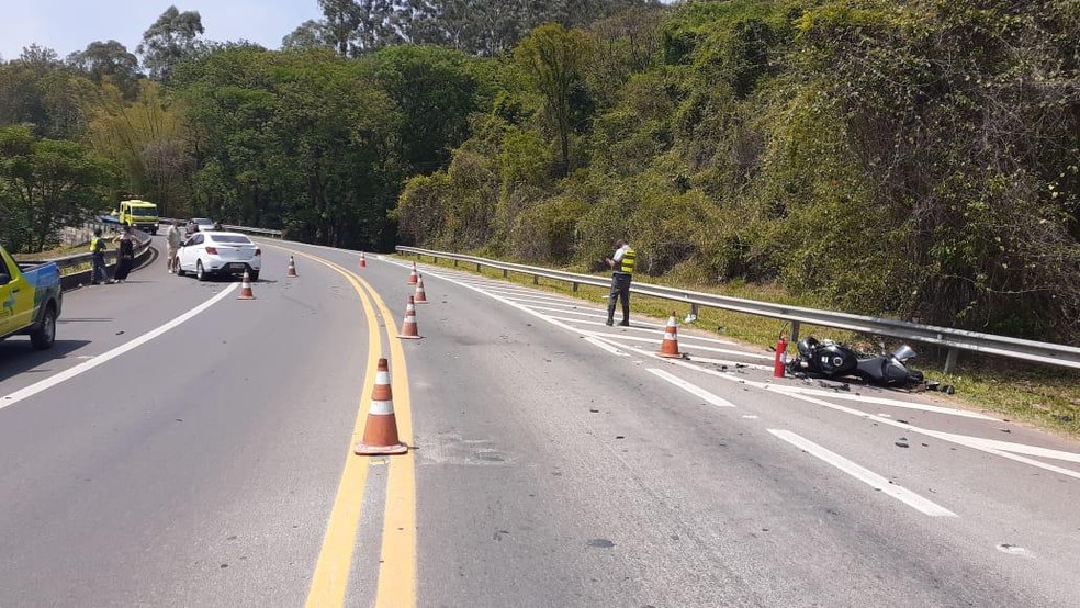 Moto bateu de frente com carro de passeio na Rodovia Romildo Prado, em Louveira — Foto: Jornal da Região