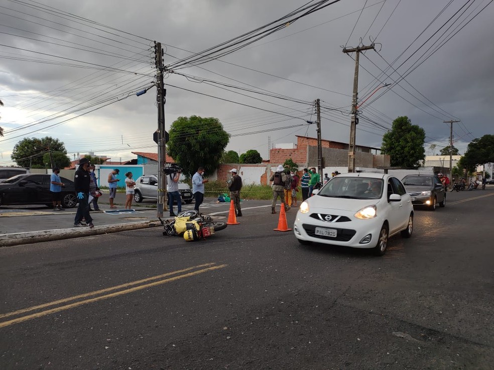 Entregador morre ao colidir com moto e carro na Zona Leste de Teresina — Foto: Ravi Marques/TV Clube