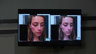 Fotos de Amber Heard aparecem em uma tela durante o julgamento por difamação de Johnny Depp contra ela no Tribunal de Justiça do Condado de Fairfax, na Virgínia, EUA, em 17 de maio de 2022 — Foto: BRENDAN SMIALOWSKI / AFP