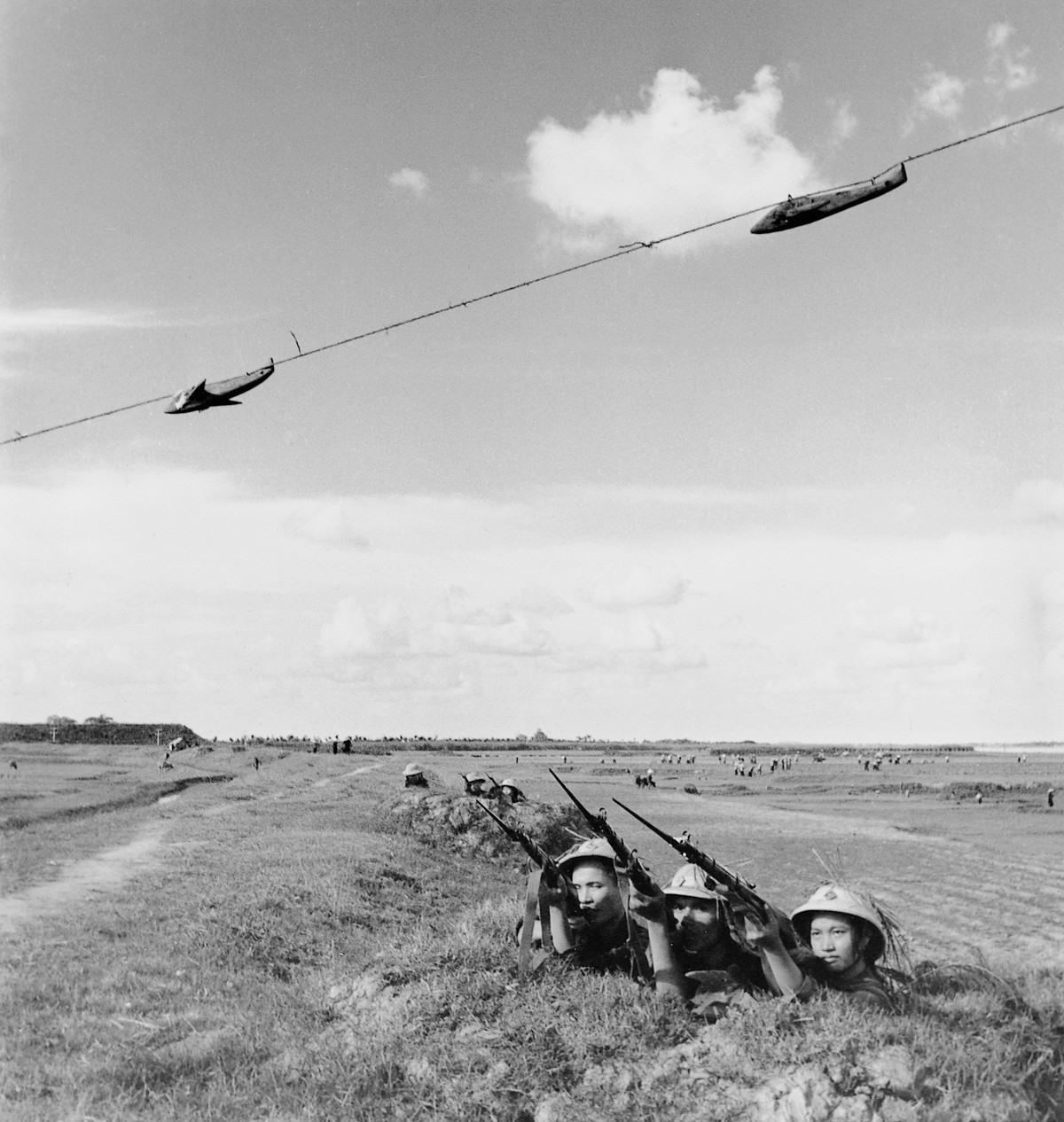 1965 - A 6ª companhia do exército vietnamita treina a pontaria contra alvos aéreos. Mesmo com antiquadas armas usadas na II Guerra Munidial, os guerrilheiros conseguiram derrubar diversos aviões americanos (Foto: Divulgação)