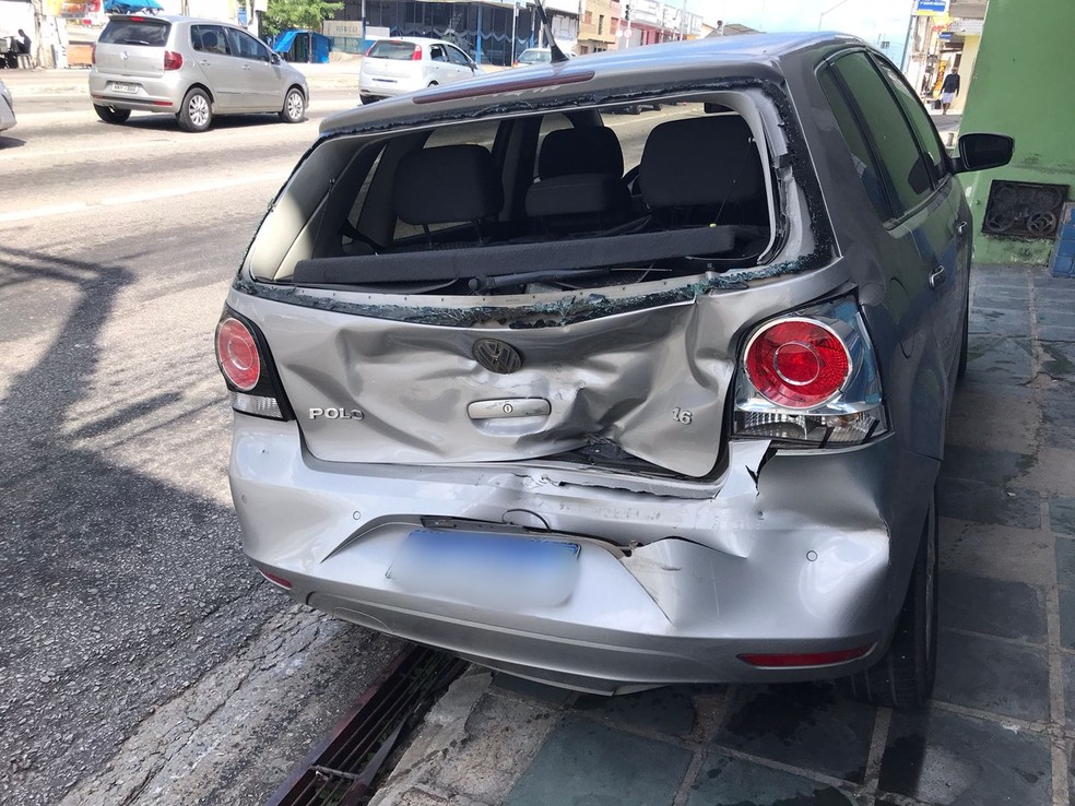 Carro de transporte por aplicativo foi atingido por caminhão empurrado por ambulância em Natal — Foto: Geraldo Jerônimo/Inter TV Cabugi