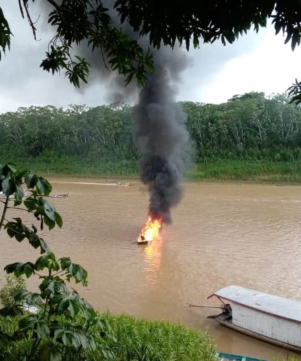 Barco ficou destruído após o incêndio e o que sobrou afundou no Rio Juruá, em Marechal Thaumaturgo  — Foto: Arquivo pessoal