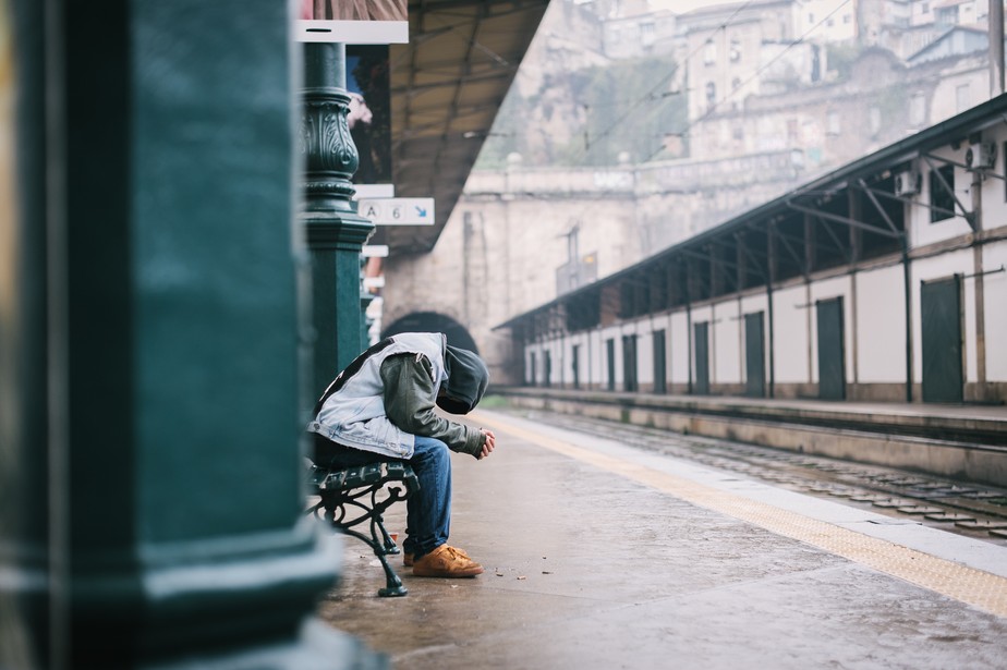 Homem aguarda trem na estação de São Bento, no Porto