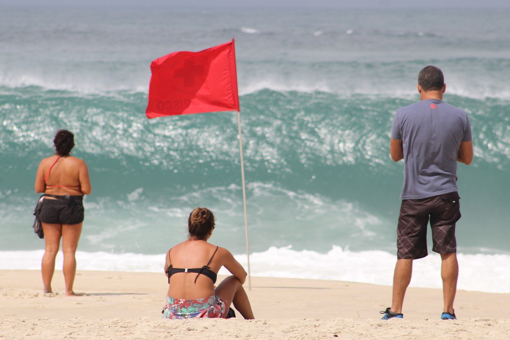 Bandeira vermelha alerta para o risco de afogamento em Copacabana — Foto: Joao Gabriel Alves/ Enquadrar/ Estadão Conteúdo